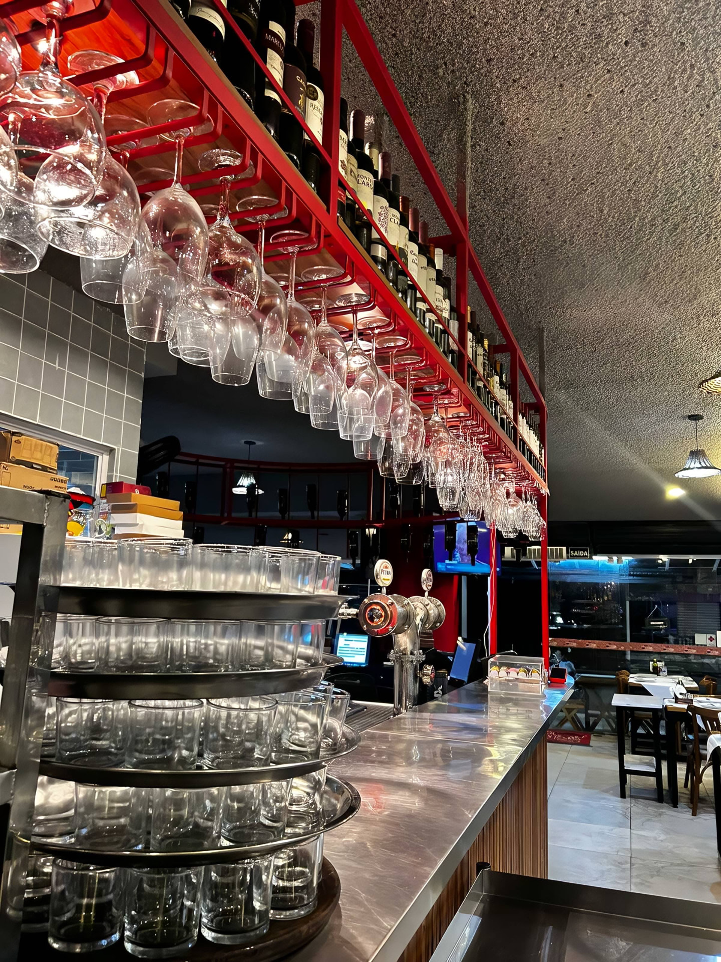Bar do Smarc Grill com taças, adega e chopeira